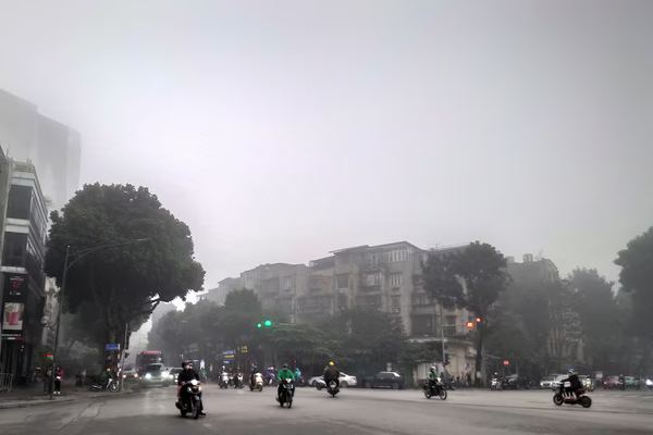 Mums ban outdoor fun as air pollution worsens in Vietnam capital