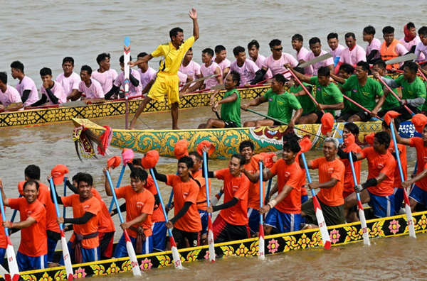 Dragon boat races return to Cambodian capital for water festival