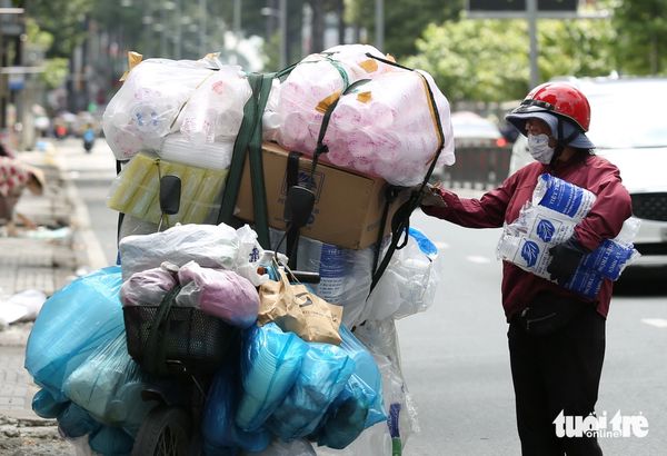 Ho Chi Minh City dwellers yet to break plastic bag habit