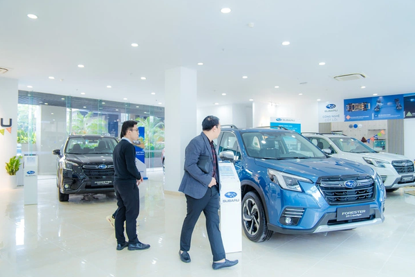 Auto distributors race to open showrooms in Vietnam