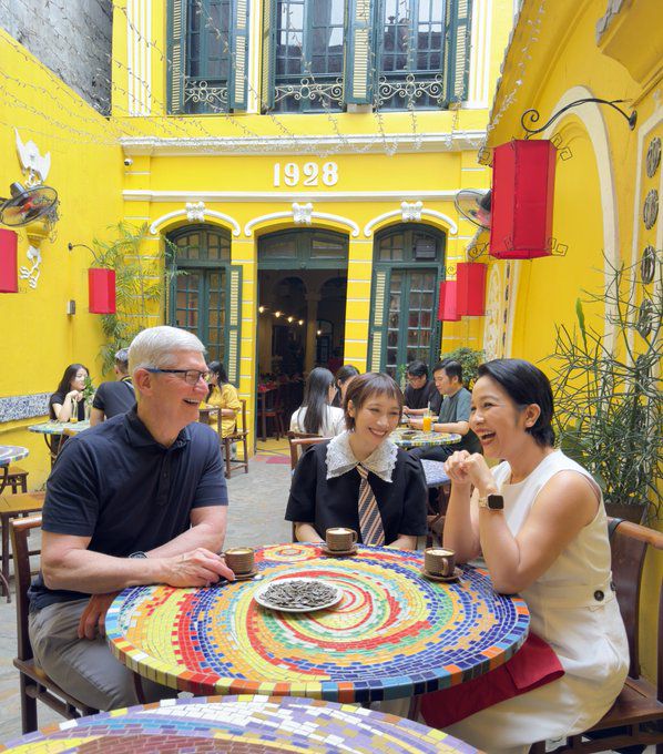 Apple CEO Tim Cook visits Hoan Kiem Lake, tries egg coffee in Hanoi