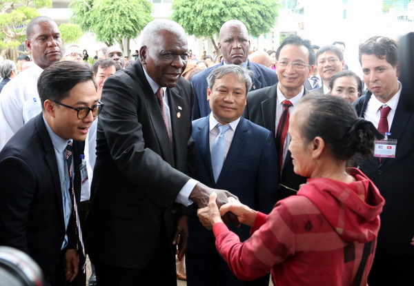 Top Cuban legislator visits friendship hospital in Vietnam