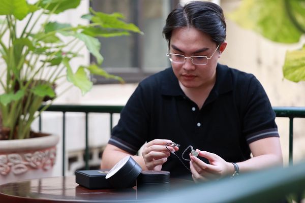 Vietnamese man's special passion for making custom-fit earphones