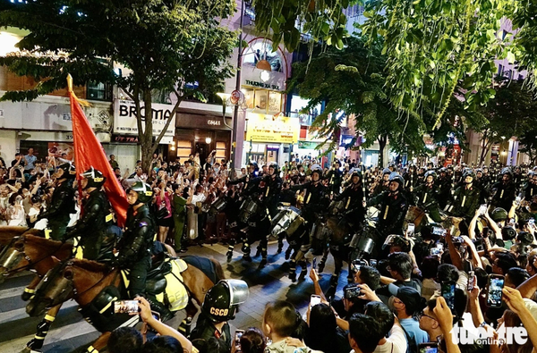 Spectators thrilled at cavalry troop parade on Ho Chi Minh City’s Nguyen Hue Pedestrian Street