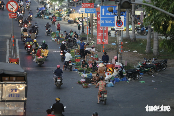 Produce vendors on roads pose danger in Ho Chi Minh City