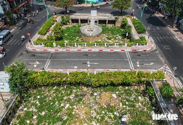 Ho Chi Minh City orders collection of garbage from canal pending contract extension