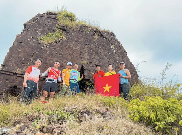 Daredevils climb steep mountain slope without safety harnesses in south-central Vietnam