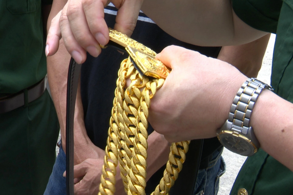 Border guards arrest 4 men for trafficking 4kg of gold from Laos into Vietnam