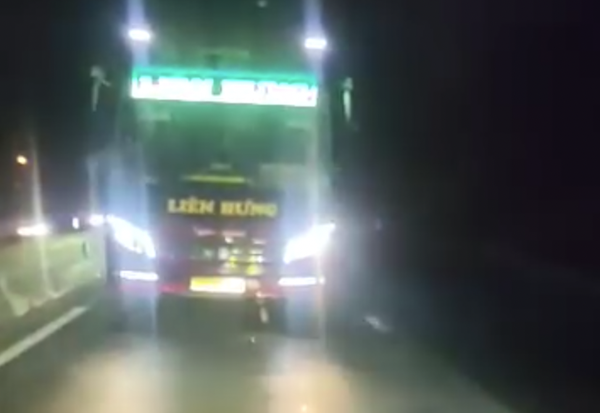 Sleeper bus driver runs in wrong direction to shun traffic jam in Vietnam