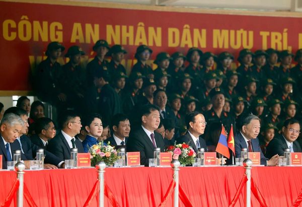 Top Vietnamese, Mongolian officials watch tactical performances by mounted police