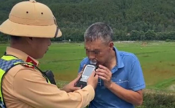 Driver fined, has driving license suspended for wrong-way travel on Vietnam expressway