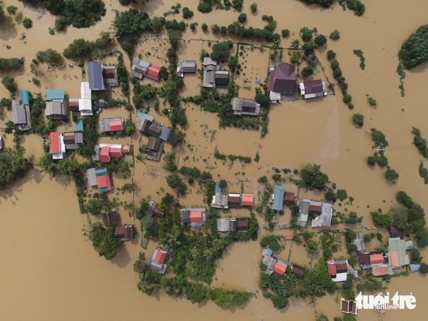 Floodwaters inundate central Vietnamese commune