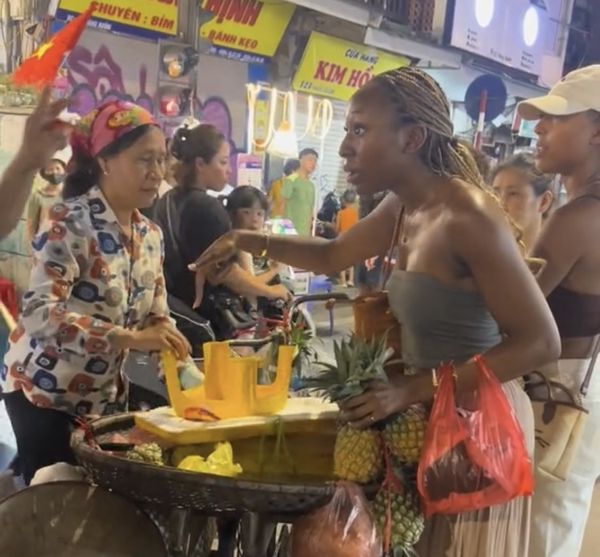 Hanoi authorities investigate vendor for charging tourists VND500,000 for 3 pineapples