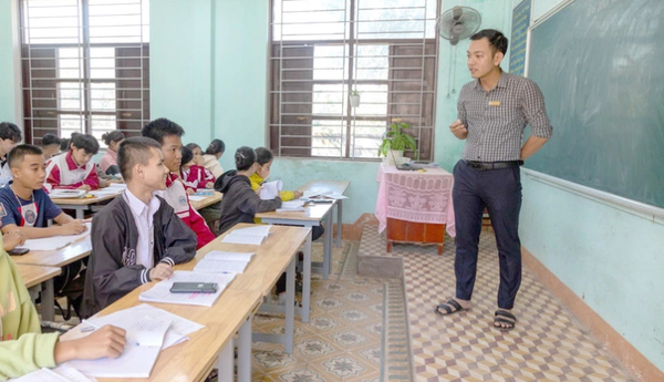 Vietnamese student gives friend piggyback ride to school for 3 years