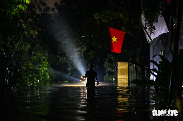 Hanoi residents flee rising floodwaters at midnight