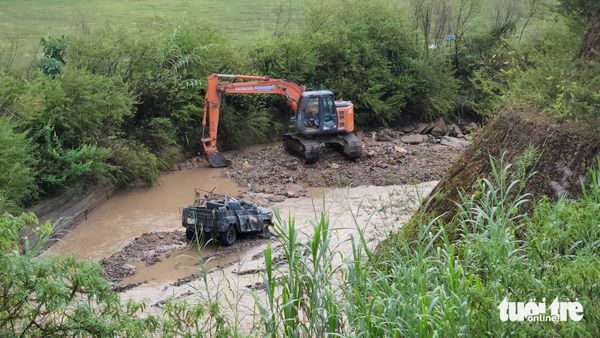 4 S.Korean tourists die as jeep flips over due to flash flood in Vietnam