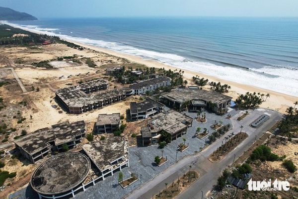 Int'l tourist complexes abandoned in one of world's most beautiful bays in central Vietnam