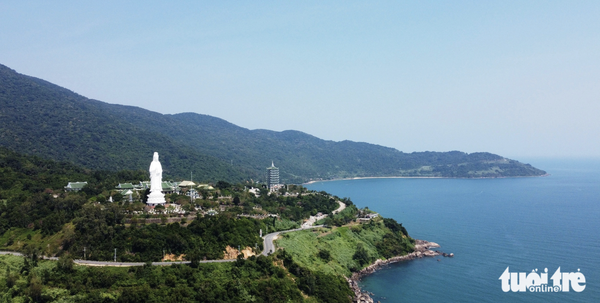 67m-high Guanyin statue in Da Nang attracts throngs of visitors