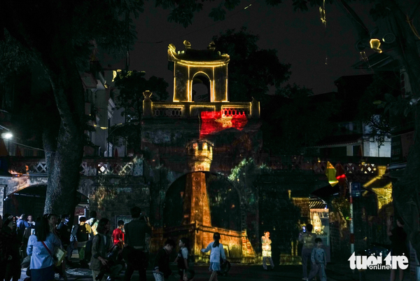 Captivating night light shows, art performances debut in Hanoi’s Old Quarter