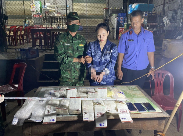 19-year-old girl detained for transporting 15kg of illicit drugs from Laos to Vietnam