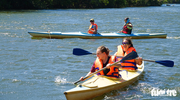 Kayaking tours lure int’l tourists to Vietnam’s Phu Quoc Island