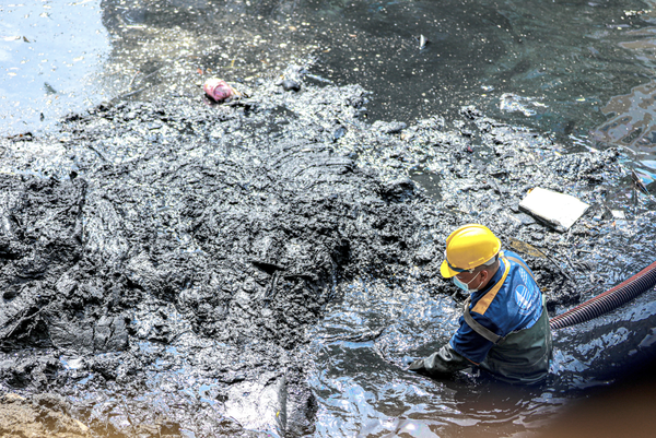 Experts put forward drastic measures to save rivers in Hanoi