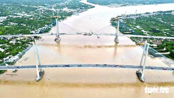 Last sections of My Thuan 2 Bridge in southern Vietnam connected