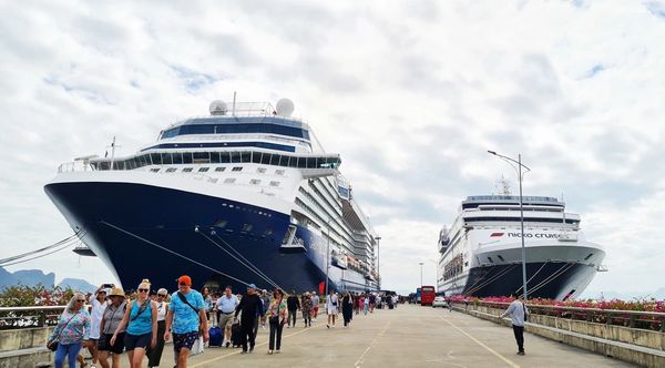 Cruise ships with 3,755 int’l travelers on board welcome New Year at Vietnam’s Ha Long port