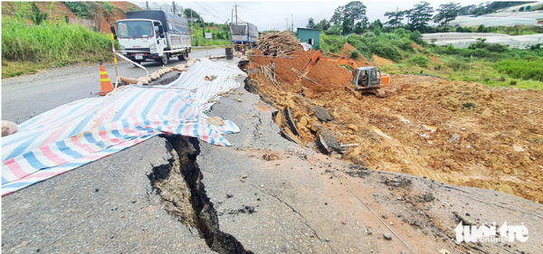 Road linking Vietnam’s famed tourist sites of Da Lat, Nha Trang cracks, erodes