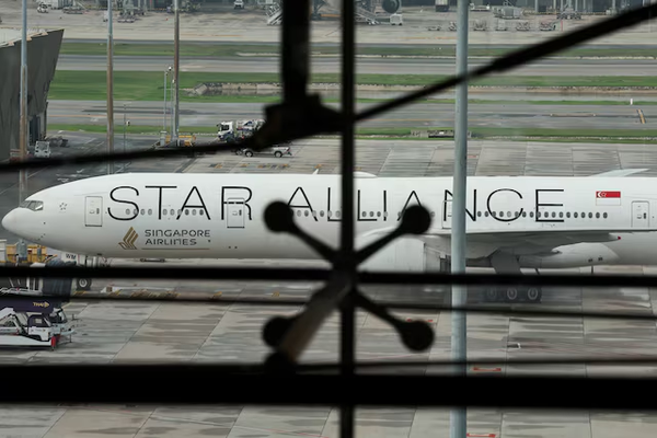 Singapore Airlines drops meal service when seatbelt sign on after deadly turbulence