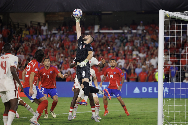 Canada into Copa America quarter-finals after 0-0 draw with 10-man Chile