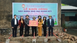 Trao kinh phí xây Nhà đại đoàn kết cho hộ nghèo huyện Thanh Oai