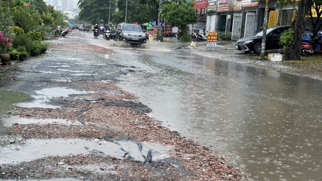 TP Hồ Chí Minh: Dân khốn khổ vì những tuyến đường xuống cấp