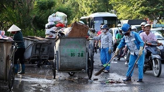 Hà Nội rà soát việc đấu thầu thu gom rác thải trên địa bàn