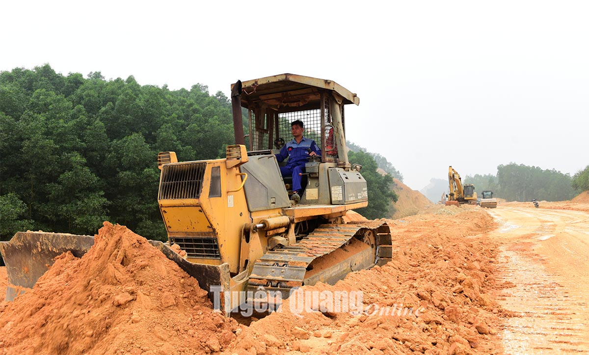 Tuyen Quang accelerates key projects