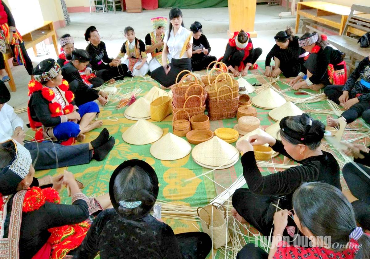 New houses for H’mong people in Xuan Lap