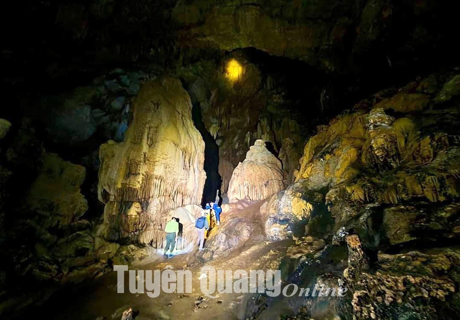 The pristine natural beauty of Khau Quang cave