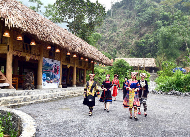 People in Nang Kha develop tourism on their own stilt houses