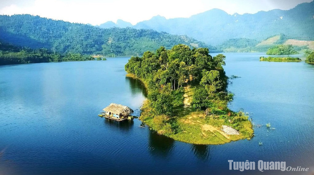 Exploring the Pu Hoanh island