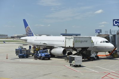 Windshield crack forces United Airlines 777 to land in Chicago