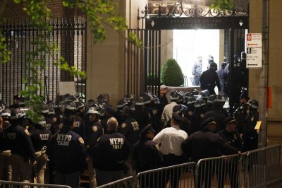 NYPD vào đại học Columbia, bắt giữ hàng chục người biểu tình bên trong Hamilton Hall