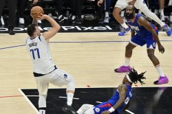 Luka Doncic, Kyrie Irving dẫn Mavericks đi ngang qua Clippers, loạt bài playoff