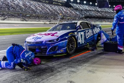 NASCAR's Ricky Stenhouse Jr. phạt $75K vì đấm Kyle Busch; phi hành đoàn bị đình chỉ