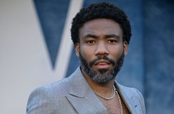 'Ông. & Bà Smith': Donald Glover, Maya Erskine hợp tác trong trailer đầu tiên