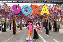 Nickelodeon phá vỡ kỷ lục thế giới pinata để kỷ niệm ' Dora'