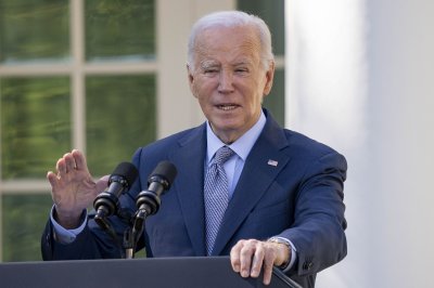 Chính quyền Biden đề xuất quy định mới nhằm hạn chế phí thấu chi ngân hàng