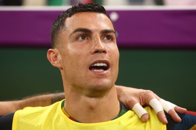 Cristiano Ronaldo phá kỷ lục đăng ký với kênh YouTube mới