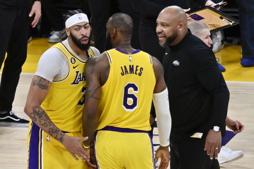 LeBron James bác bỏ những lời chỉ trích, hạn chế chơi trong trận thắng đầu tiên của Lakers