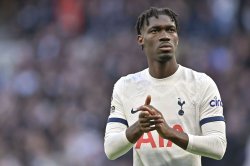 Tottenham đình chỉ Yves Bissouma cho video khí gas cười