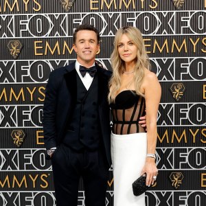 Rob McElhenney tham dự Emmys cùng Kaitlin Olson sau khi 'Wrexham' thắng